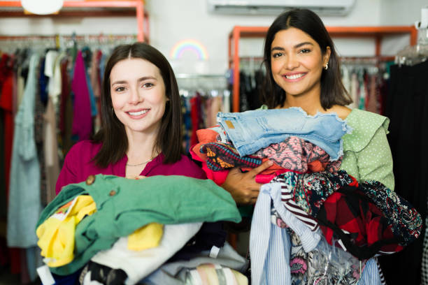 portrait des meilleurs amis à la friperie - dépôt vente photos et images de collection