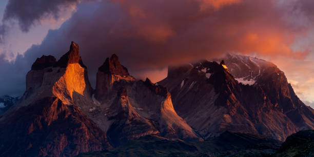 куэрнос горит в национальном парке торрес-дель-пайне, чили - cerro torre стоковые фото и изображения