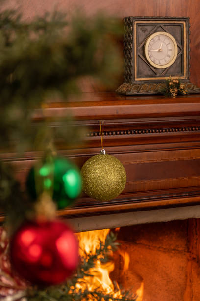 lâmpadas, uma estrela, relógio velho em uma lareira de madeira, ao lado dos galhos de uma árvore de natal, decoração para feriados - love hanging indoors studio shot - fotografias e filmes do acervo