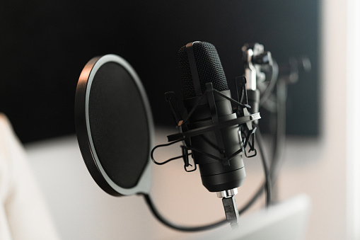 Micrófono en un estudio de podcasting photo