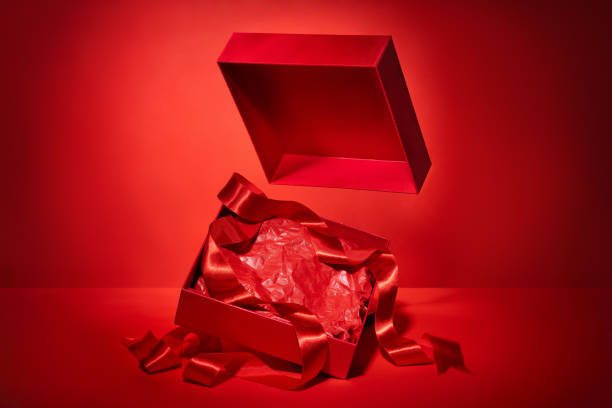 abra la caja de regalo roja con cinta, maqueta para publicidad - vísperas solemnes fotografías e imágenes de stock