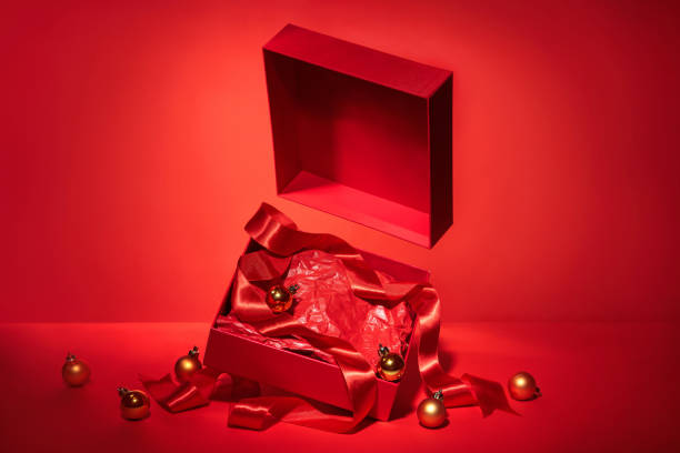 caja de regalo roja abierta en blanco con cinta y decoración navideña. - vísperas solemnes fotografías e imágenes de stock