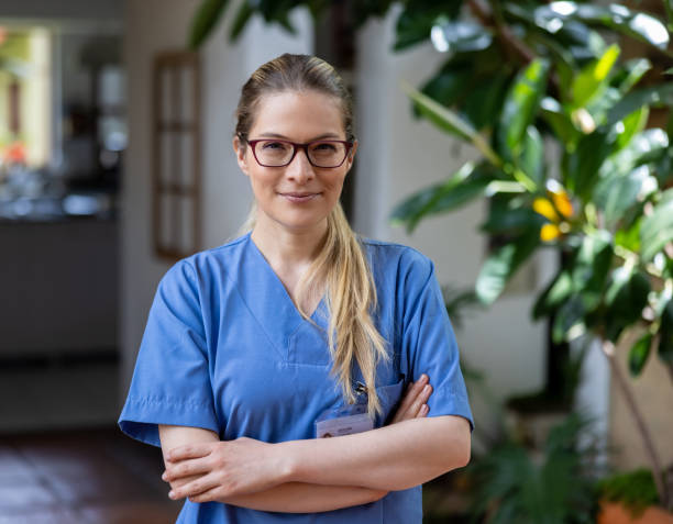 opiekun domowy pracujący w domu pacjenta - scrubs healthcare and medicine indoors looking at camera zdjęcia i obrazy z banku zdjęć