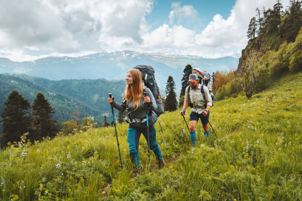 familienwandern in den bergen reisen abenteuerurlaub gruppenwanderer paar mit baby trekking outdoor gesunder lebensstil ökotourismus - backpacker green vacations outdoors stock-fotos und bilder