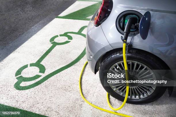 Electric Car Charging At Charging Station Stok Fotoğraflar & Elektrikli Araba‘nin Daha Fazla Resimleri - Elektrikli Araba, Elektrikli araç, Şarj Etme