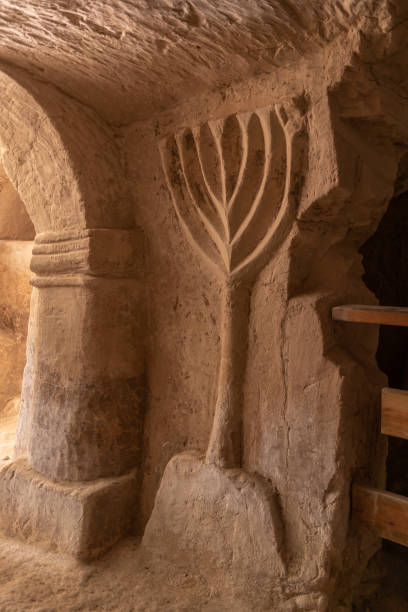 cueva del guerrero y la menorá en el complejo de cuevas de meora en bet she'arim en israel - hanukkah menorah judaism religion fotografías e imágenes de stock
