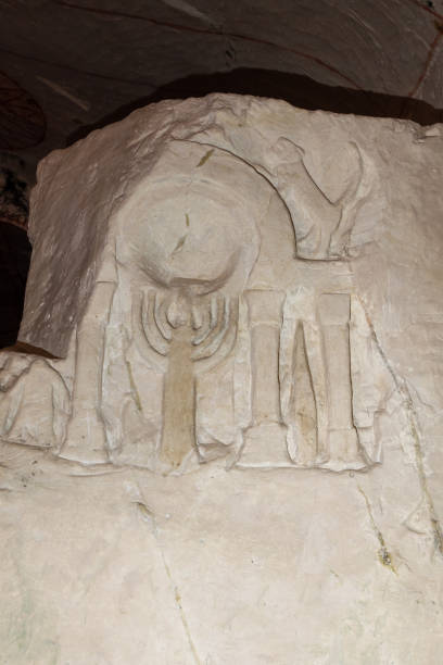 la grotta dell'arca della torah nel complesso delle grotte di menorah a bet she'arim in israele - torah ark foto e immagini stock