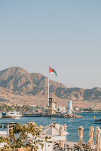 bandeira jordaniana no golfo de aqaba - 264 - fotografias e filmes do acervo