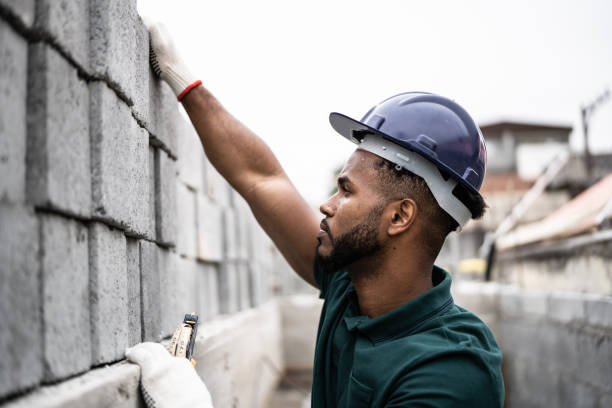 construction worker building a brick wall - brick cement bricklayer construction imagens e fotografias de stock