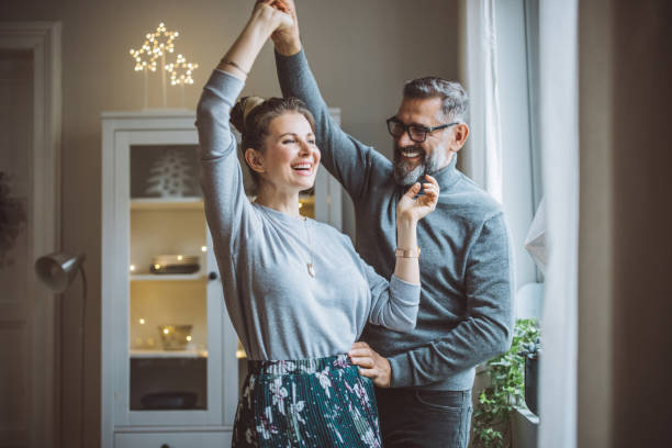 自宅でクリスマスのための成熟したカップル - 40s mature couple couple smiling ストックフォトと画像