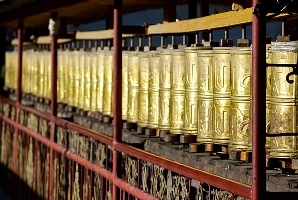 gebetsmühlen in gyantze kloster - iron asian culture buddhism buddha stock-fotos und bilder