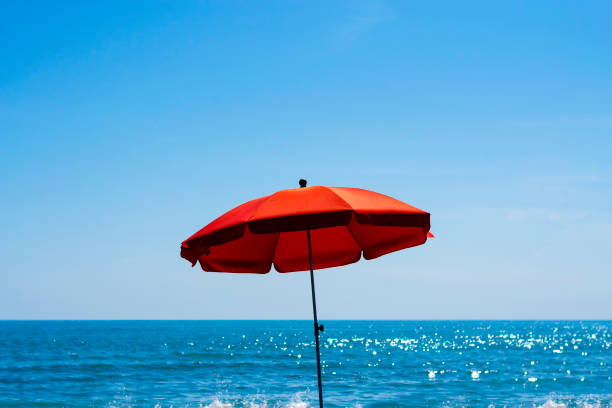 parasol rouge - central focus photos et images de collection