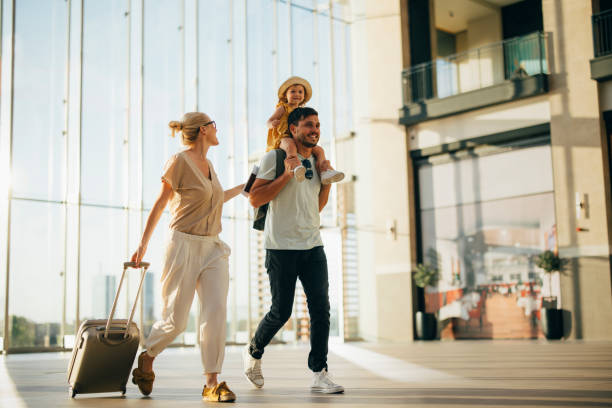 podekscytowana rodzina wyjeżdża razem na wakacje - airport passengers zdjęcia i obrazy z banku zdjęć