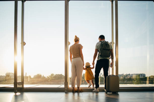 famiglia irriconoscibile che va in vacanza insieme - airport airplane travel airport lounge foto e immagini stock