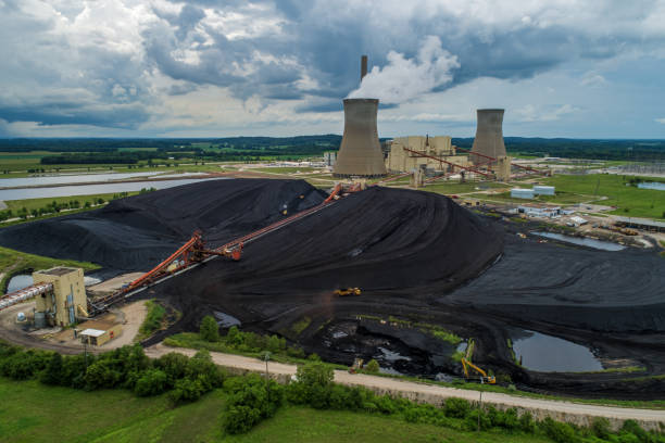vista aerea del complesso di centrali elettriche a carbone, pile di carbone, trasportatori, pile di raffreddamento, ecc. - coal fired power station foto e immagini stock
