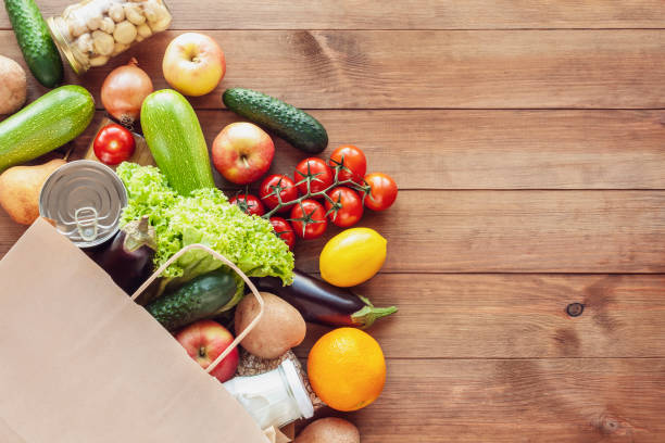 식료품과 채소가 있는 종이 쇼핑 푸드 백 - vegetable 뉴스 사진 이미지