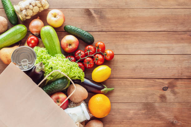 paper shopping food bag with grocery and vegetables - boodschappen stockfoto's en -beelden