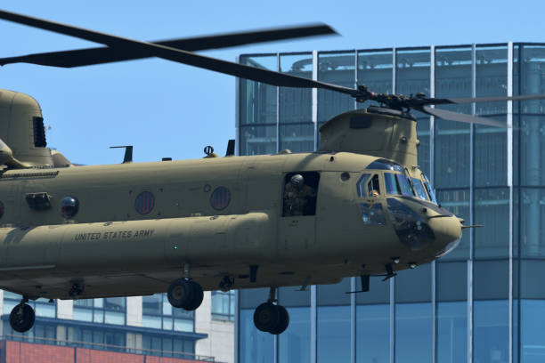 アメリカ陸軍ボーイングch-47fチヌーク重リフトヘリコプター。 - military airplane helicopter military boeing vertol chinook ストックフォトと画像