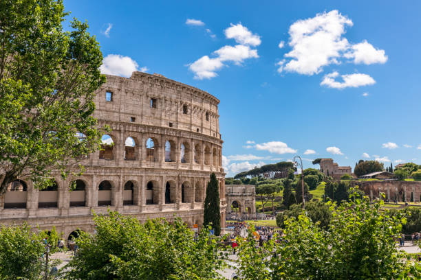 koloseum z błękitnym niebem - rzym - italy coliseum rome italian culture zdjęcia i obrazy z banku zdjęć