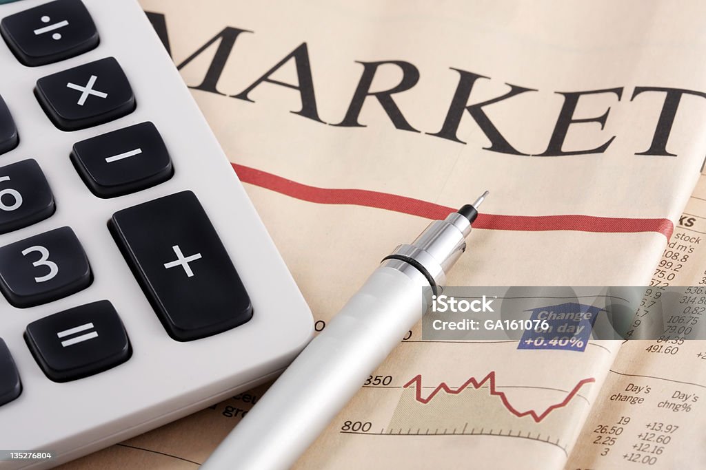 Calculadora e lápis no jornal - Foto de stock de Bolsa de valores e ações royalty-free