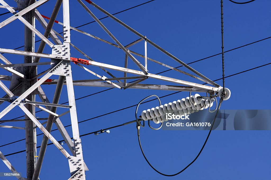 Primer plano de líneas de potencia en cielo azul - Foto de stock de Acero libre de derechos