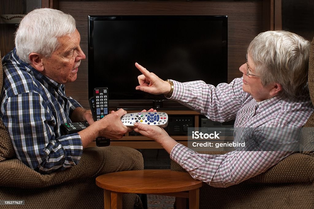 Пожилые пары Спорить за телевизор с пультом дистанционного управления - Стоковые фото Пожилой мужчина роялти-фри