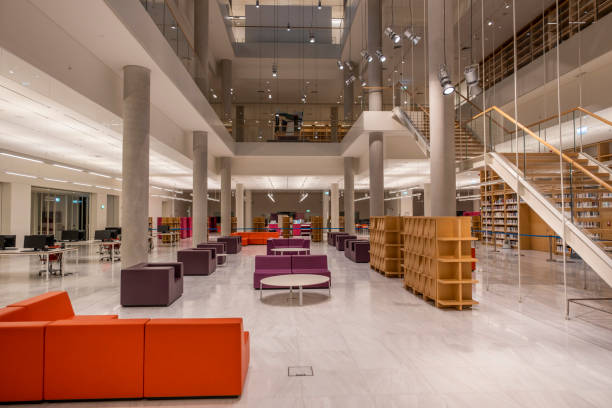 vue intérieure sur les nouvelles installations de la bibliothèque nationale avec de nombreux canapés et coin lecture d’étude - column greek culture roman architecture photos et images de collection