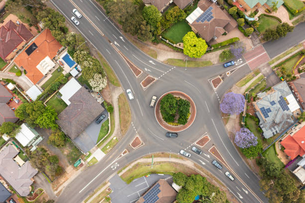 vue aérienne d’un rond-point dans la banlieue de sydney, australie - traffic roundabout photos et images de collection