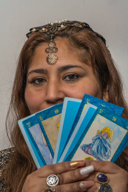 kobieta nosząca makijaż i biżuterię z kartami tarota - magic magic trick vertical tarot cards zdjęcia i obrazy z banku zdjęć