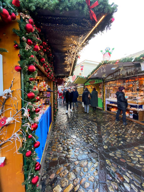 menschen besuchen weihnachtsmarkt in basel , schweiz - weihnachtsmarkt basel stock-fotos und bilder