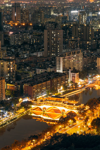 por la noche, los bulliciosos edificios de la ciudad financiera fueron fotografiados junto al arroyo en chengdu. - chengdu urban scene city life house fotografías e imágenes de stock