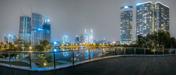 夜、賑やかな金融都市の建物は成都の小川の隣で撮影されました - chengdu urban scene city life house ストックフォトと画像