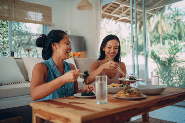 colegas de quarto curtindo o almoço juntos - um dia na vida de - fotografias e filmes do acervo