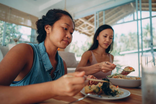 istock Roommates enjoying lunch together 1352812734