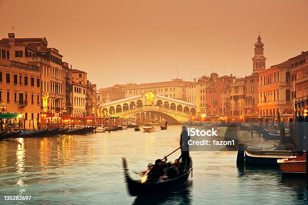 Foto de Ponte De Rialto Venezaitália e mais fotos de stock de Veneza - Itália - Veneza - Itália, Nevoeiro, Grande Canal - Veneza