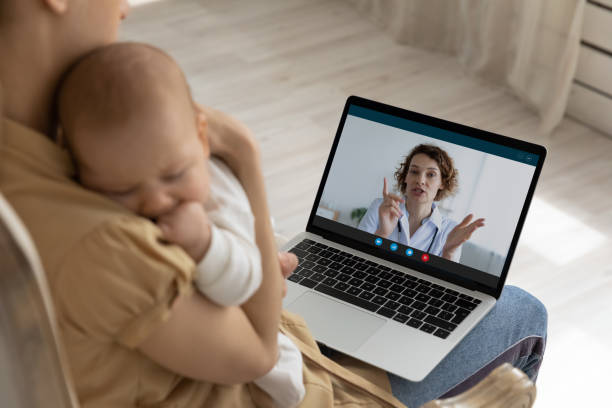 팔에 귀여운 기저귀 아기를 들고 새로운 엄마 - child computer internet laptop 뉴스 사진 이미지