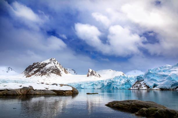 montañas, nieve y hielo glacial azul del glaciar smeerenburg, svalbard - svalbard islands fotografías e imágenes de stock