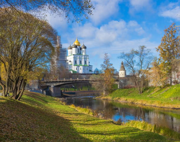 el antiguo kremlin de la ciudad de pskov en el río velikaya. - cathedral russian orthodox clear sky tourism fotografías e imágenes de stock