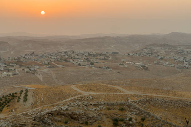 vue du lever du soleil vers le désert de judée et la mer morte - jerusalem hills photos et images de collection