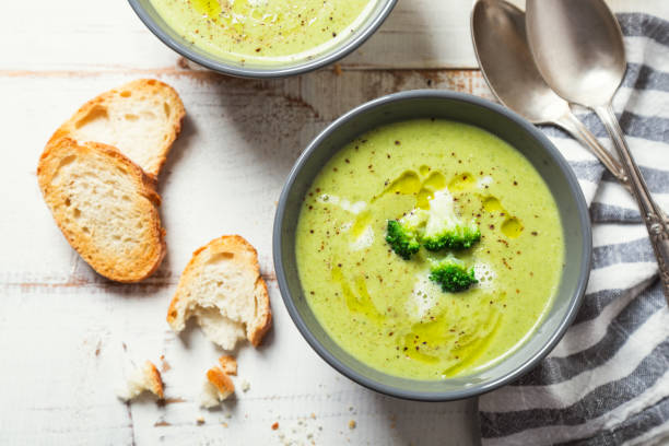 deliciosa y saludable sopa de crema de brócoli - sopa de crema fotografías e imágenes de stock