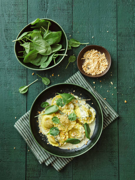 ravioli vegani di spinaci e funghi - food vegan food gourmet vegetarian food foto e immagini stock