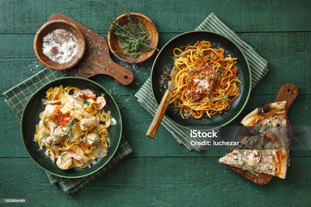 Piatti italiani per la cena in famiglia - Foto stock royalty-free di Pasta