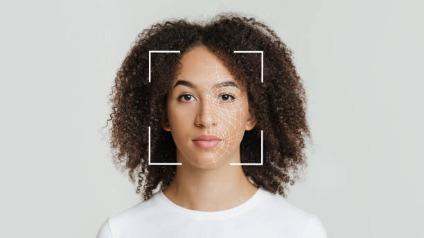 riconoscimento facciale biometrico di una giovane femmina afroamericana calma, isolata su sfondo grigio - identity foto e immagini stock