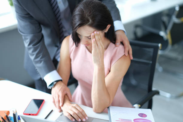 biznesmen nęka koleżankę w miejscu pracy. - bullying color image people photography zdjęcia i obrazy z banku zdjęć