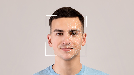 Hombre caucásico joven sonriente, doble exposición con escaneo de identidad, aislado sobre fondo claro photo