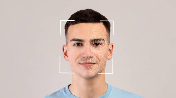 미소 젊은 백인 남성, id 스캔과 이중 노출, 빛 배경에 고립 - biometrics 뉴스 사진 이미지