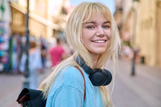 retrato ao ar livre de uma adolescente feliz e sorridente de 17 anos - 16 17 years - fotografias e filmes do acervo