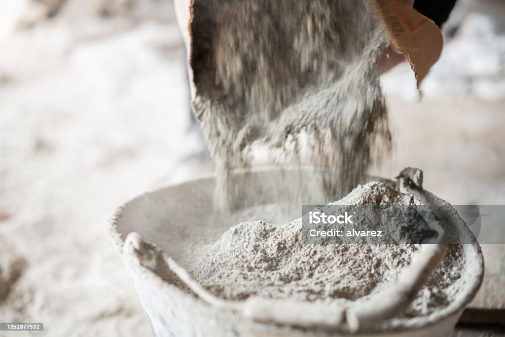 Befüllen eines Eimers mit Zement vor Ort - Lizenzfrei Zement Stock-Foto Befüllen eines Eimers mit Zement vor Ort - Lizenzfrei Zement Stock-Foto