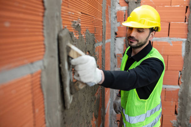mason worker plastering cement on brick wall - plasterer construction site manual worker plaster imagens e fotografias de stock