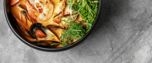 full frame di zuppa di pesce mediterranea con cozze e gamberi. zuppa tailandese tom yum. - tom tom yum meal soup foto e immagini stock